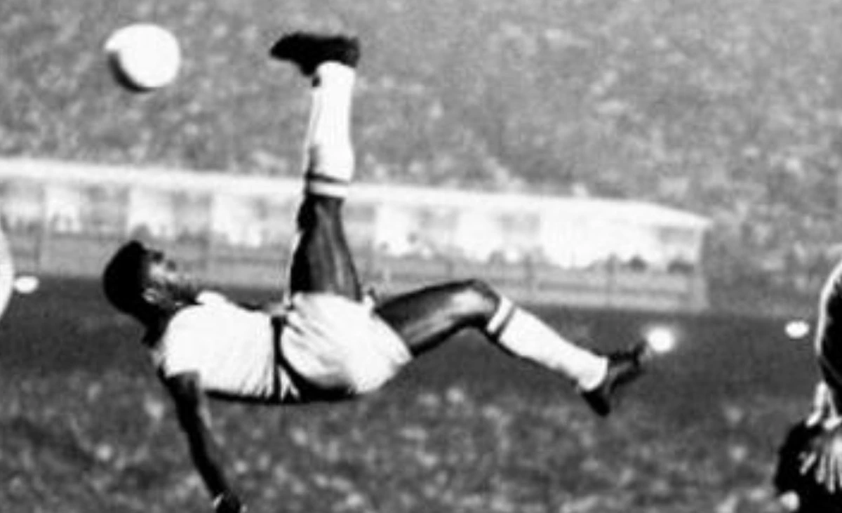 Leônidas Da Silva doing a bicycle kick