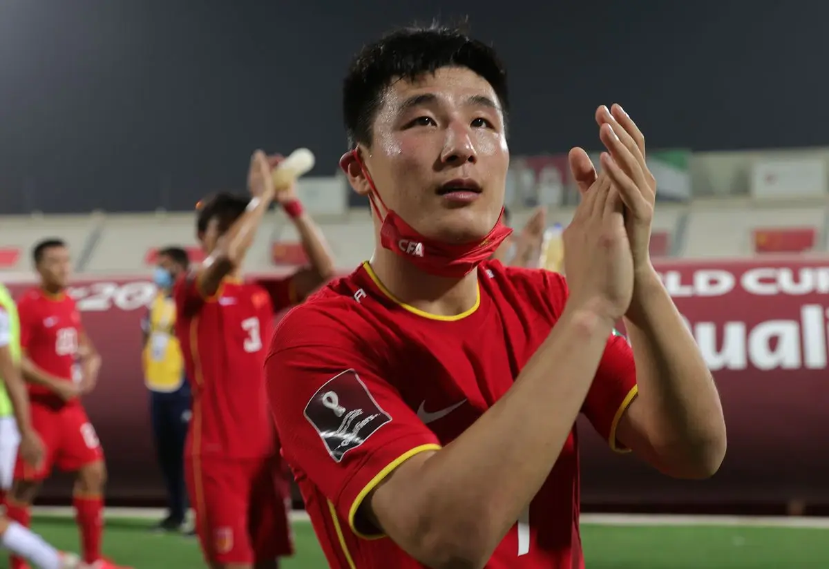 Wu Lei clapping the spectators