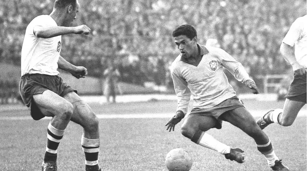 garrincha dribbling the ball